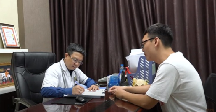 Lương y Đỗ Minh Tuấn khám và đưa ra liệu trình điều trị phù hợp cho anh Long