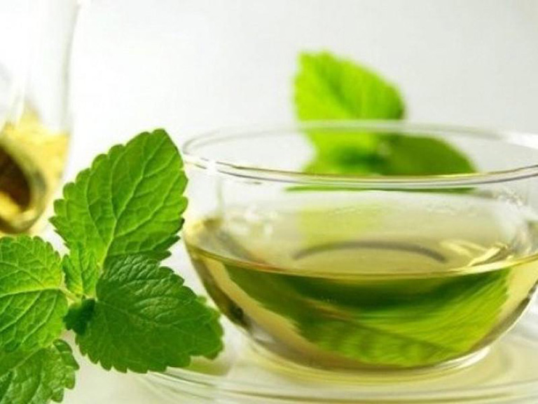 Uống trà từ lá kinh giới giúp điều trị mề đay từ bên trong
