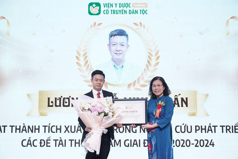 Lương y Đỗ Minh Tuấn vinh dự nhận bằng khen